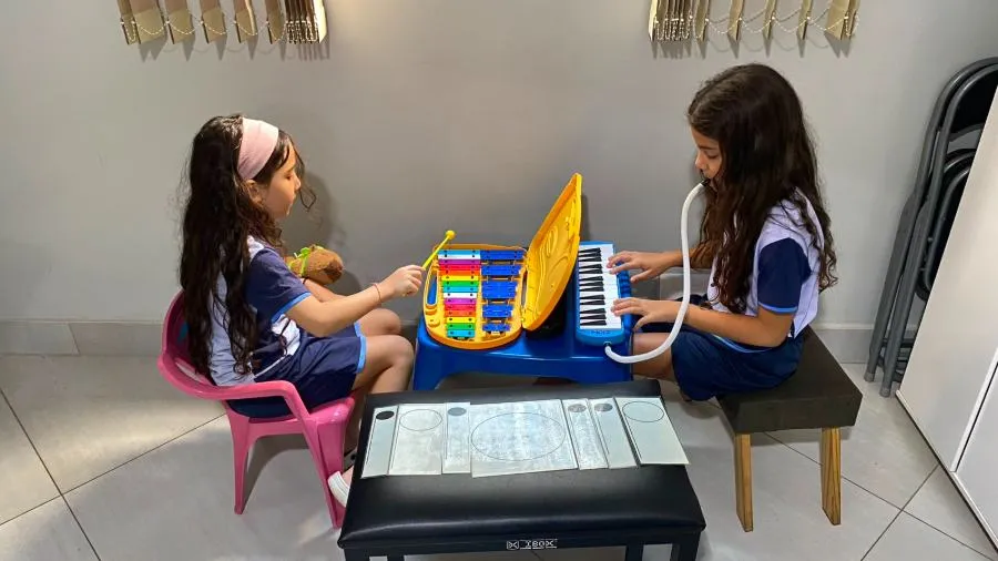Crianças em musicalização com instrumentos lúdicos na Spasso Musical