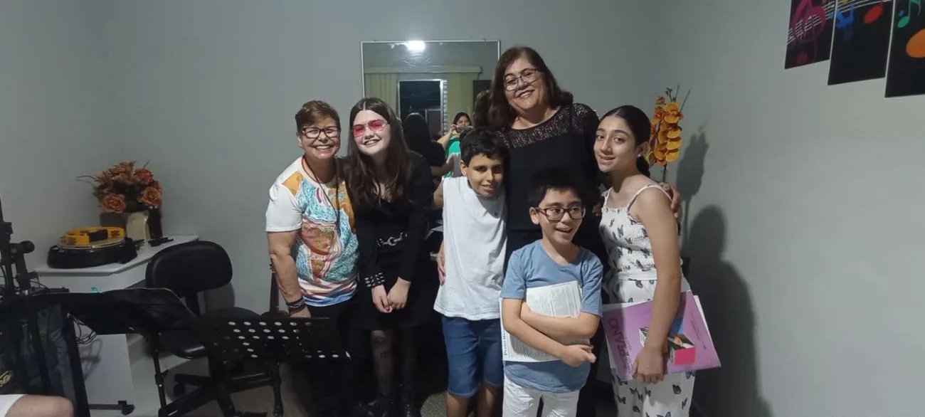 Alunos e professoras da Spasso Musical reunidos após uma apresentação