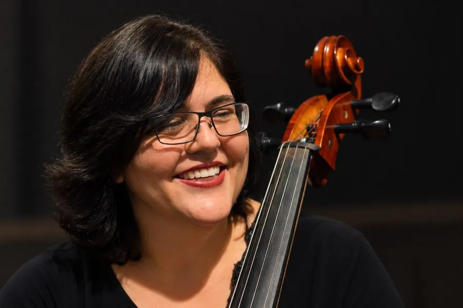 Sueli Felício Fernandes, sócia e professora da Spasso Musical, ao violoncelo