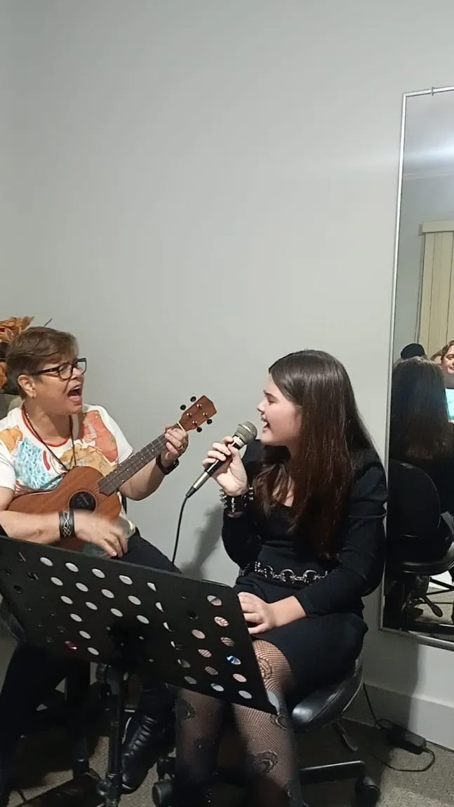 Adolescente em aula de canto na Spasso Musical